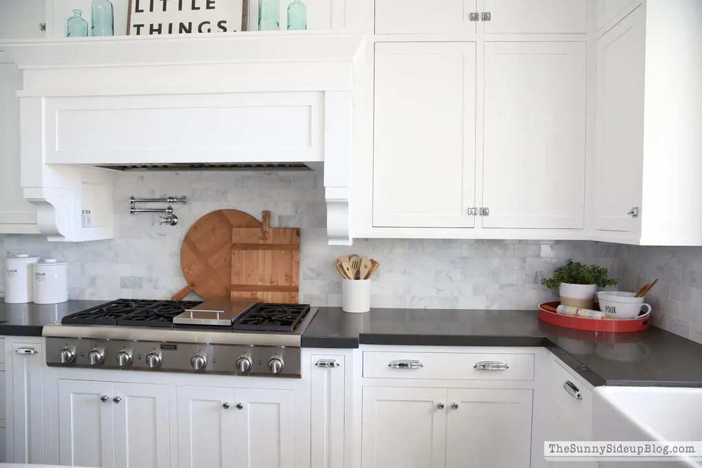 /img/12012-summer-kitchen-decor-8.webp