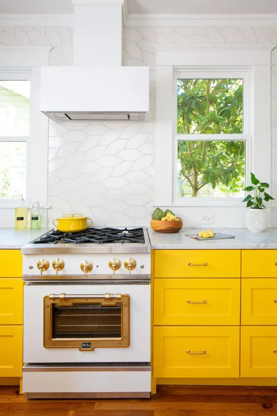 /img/12014-yellow-western-kitchen-image7.webp