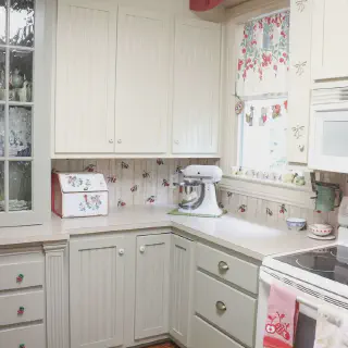 /img/12038-1920s-kitchen-authentic-vibe.webp