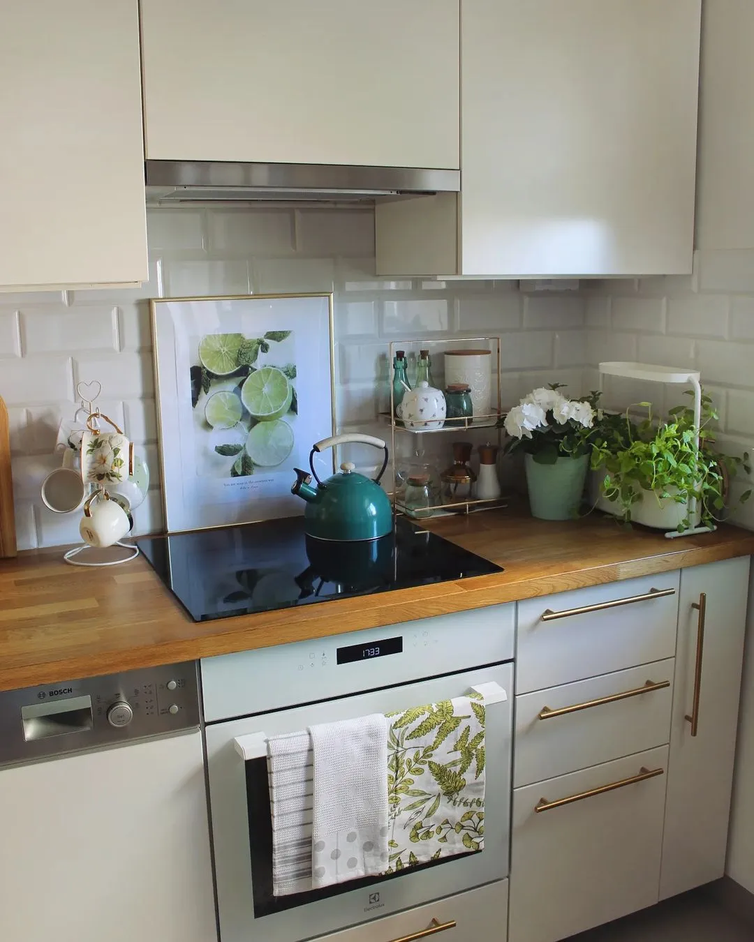 /img/12051-summer-kitchen-flowers.webp