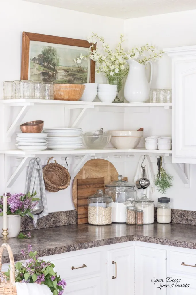 /img/12098-farmhouse-kitchen-greenery.webp
