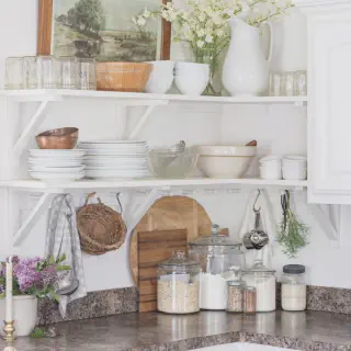 /img/12098-farmhouse-kitchen-greenery.webp