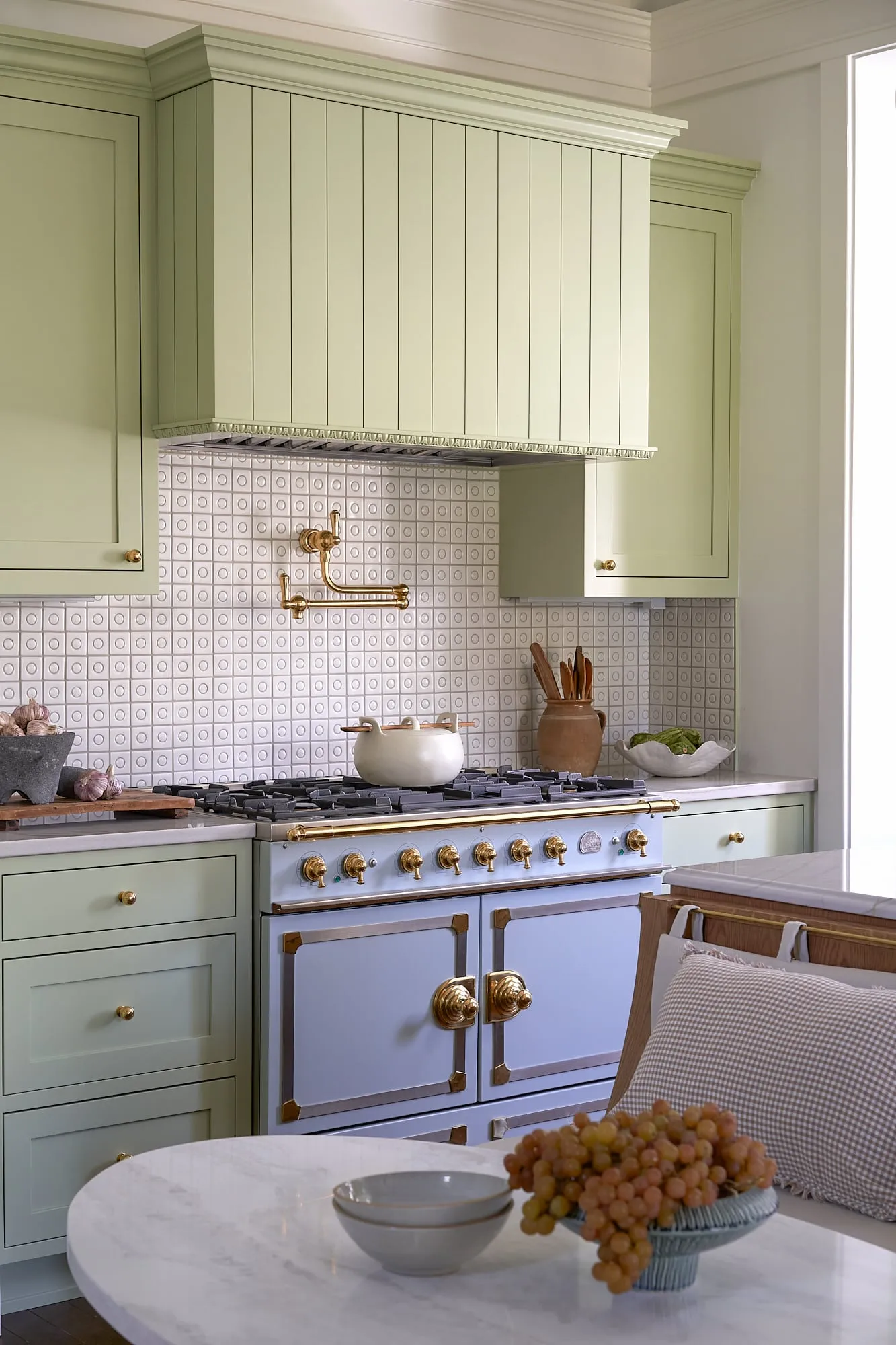 /img/12135-light-green-kitchen-coastal.webp