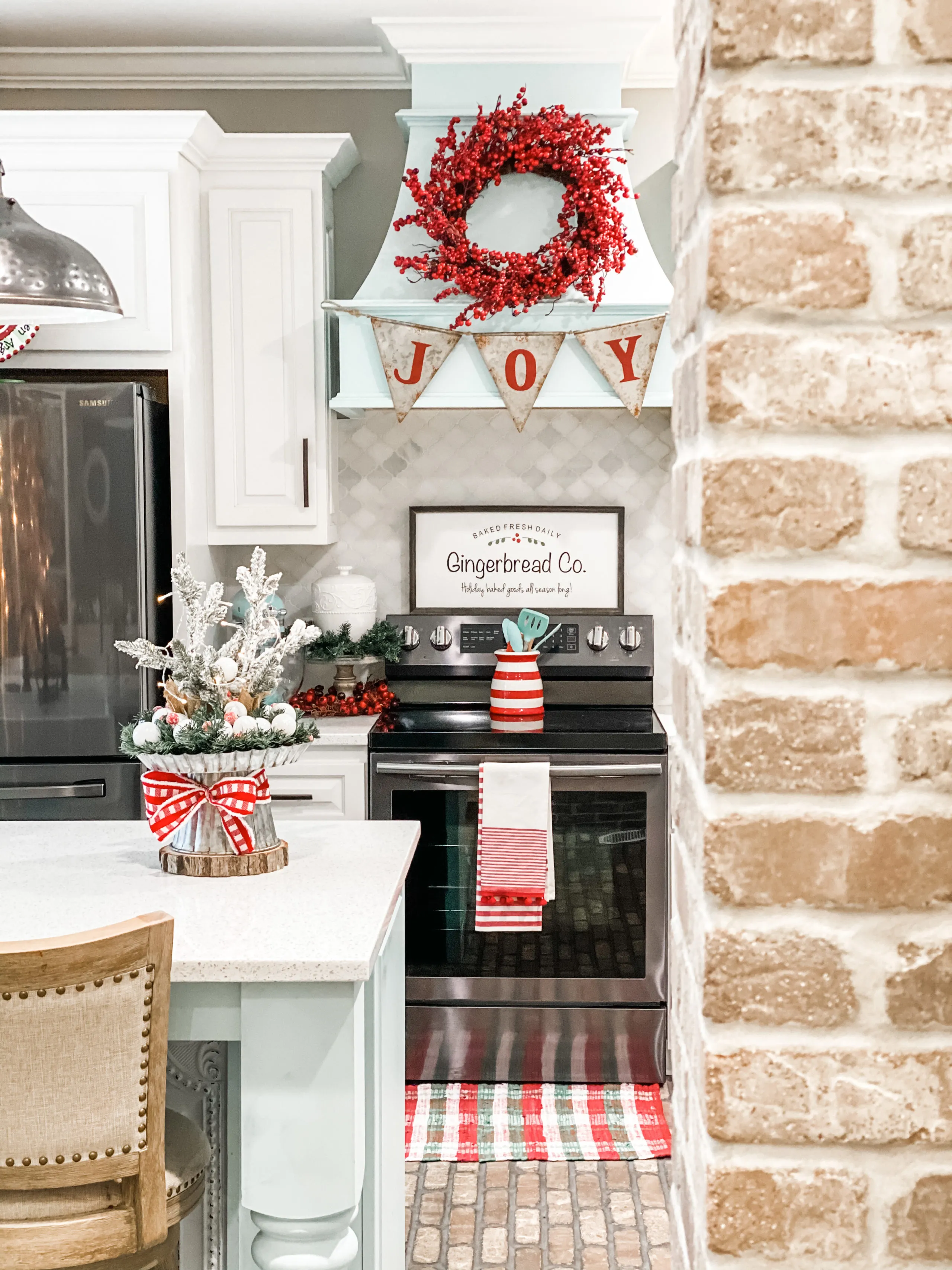 /img/12152-christmas-lights-kitchen.webp
