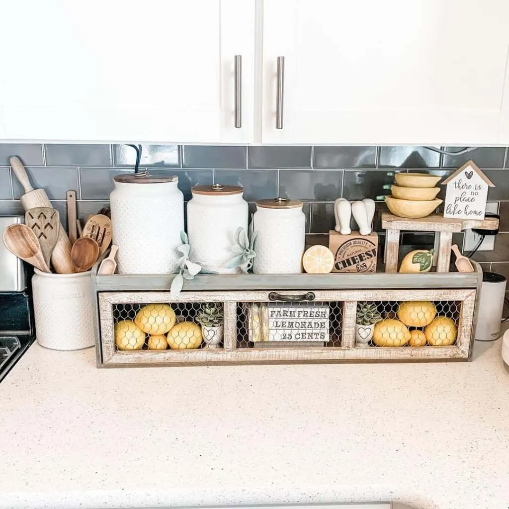 /img/12162-small-brown-yellow-kitchen.webp