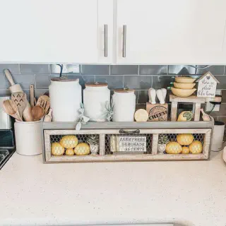 /img/12162-small-brown-yellow-kitchen.webp