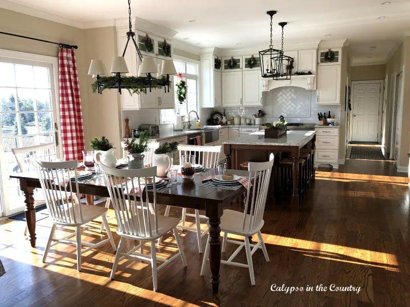 12165 farmhouse kitchen xmas decor3
