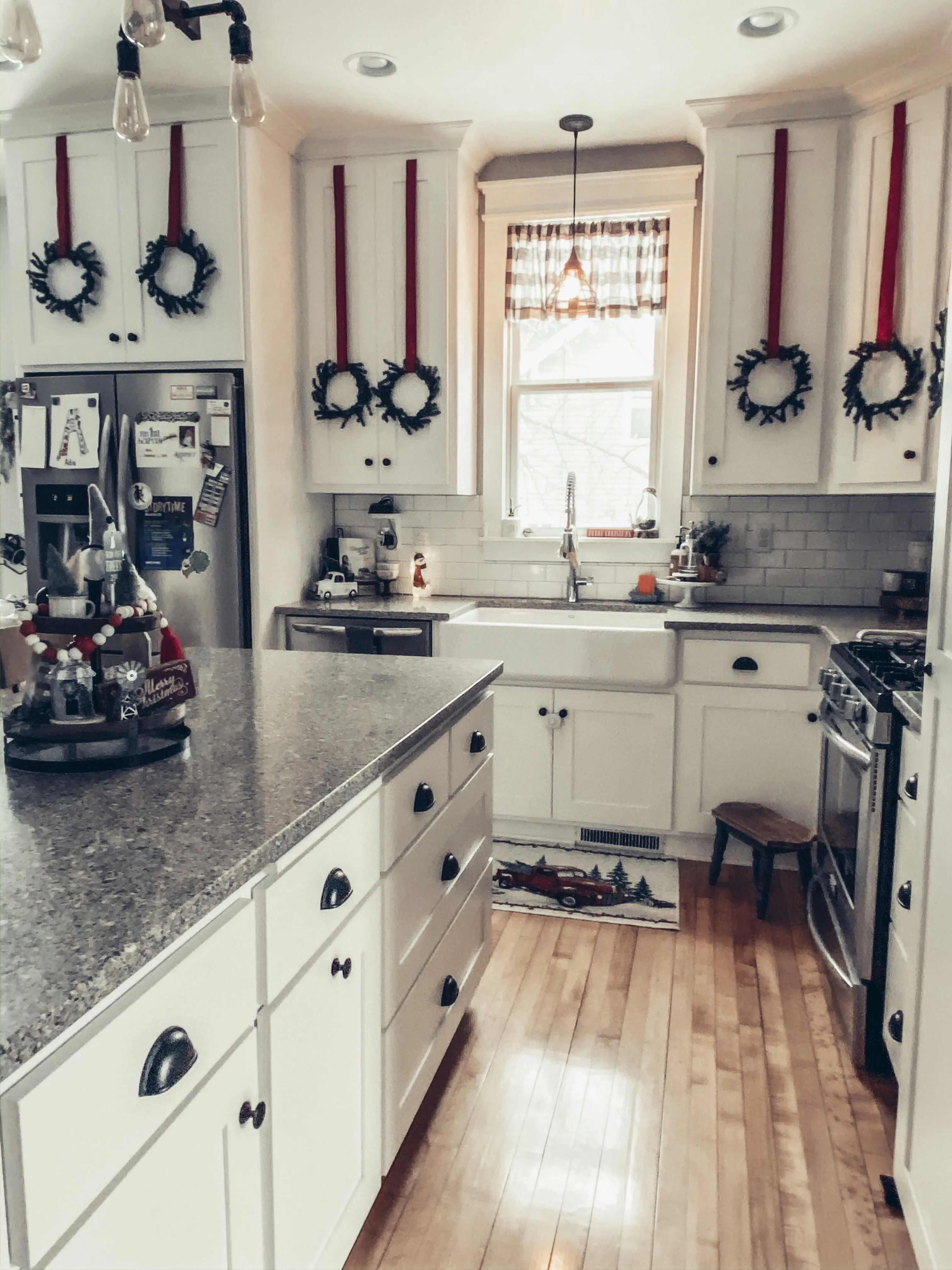 12165 farmhouse kitchen xmas decor4