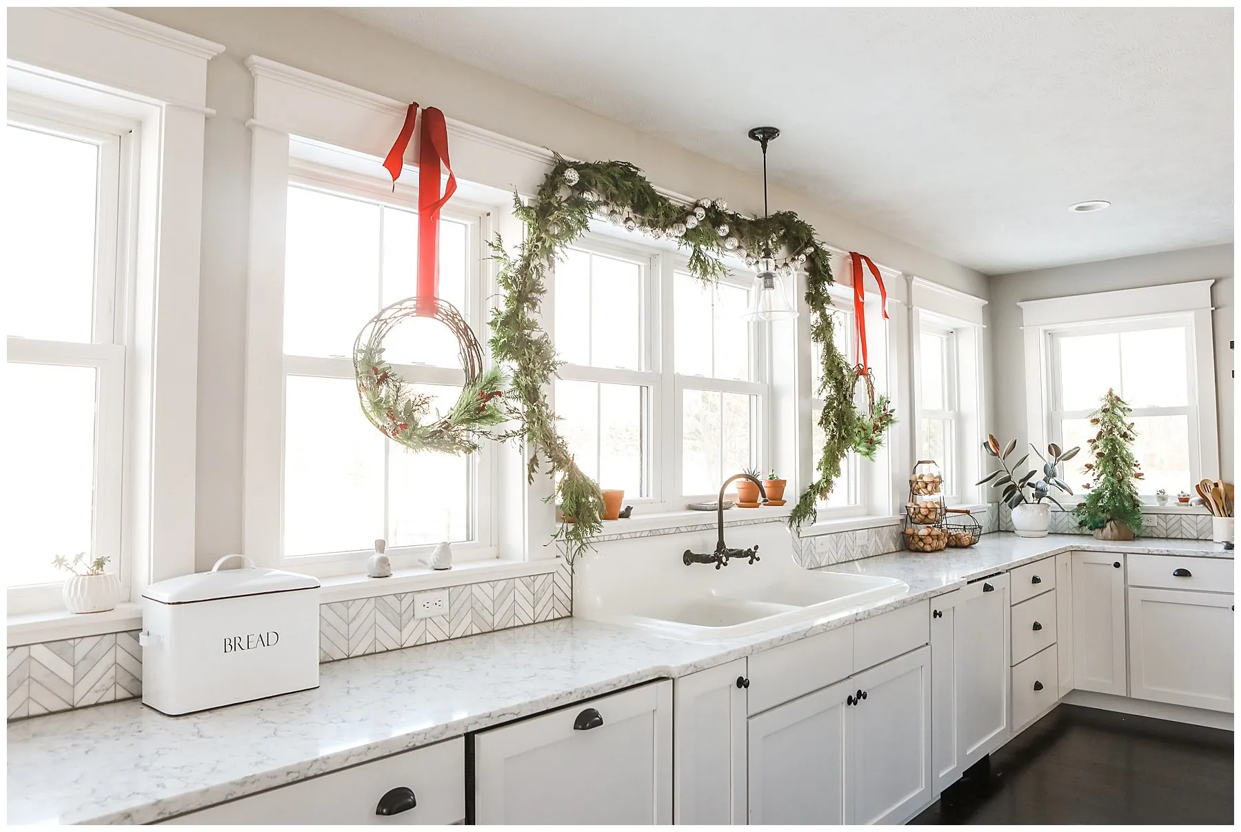 12165 farmhouse kitchen xmas decor7