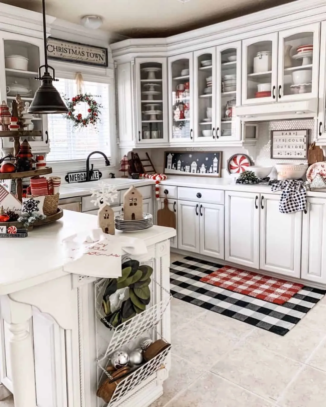 /img/12165-farmhouse-kitchen-xmas-decor8.webp