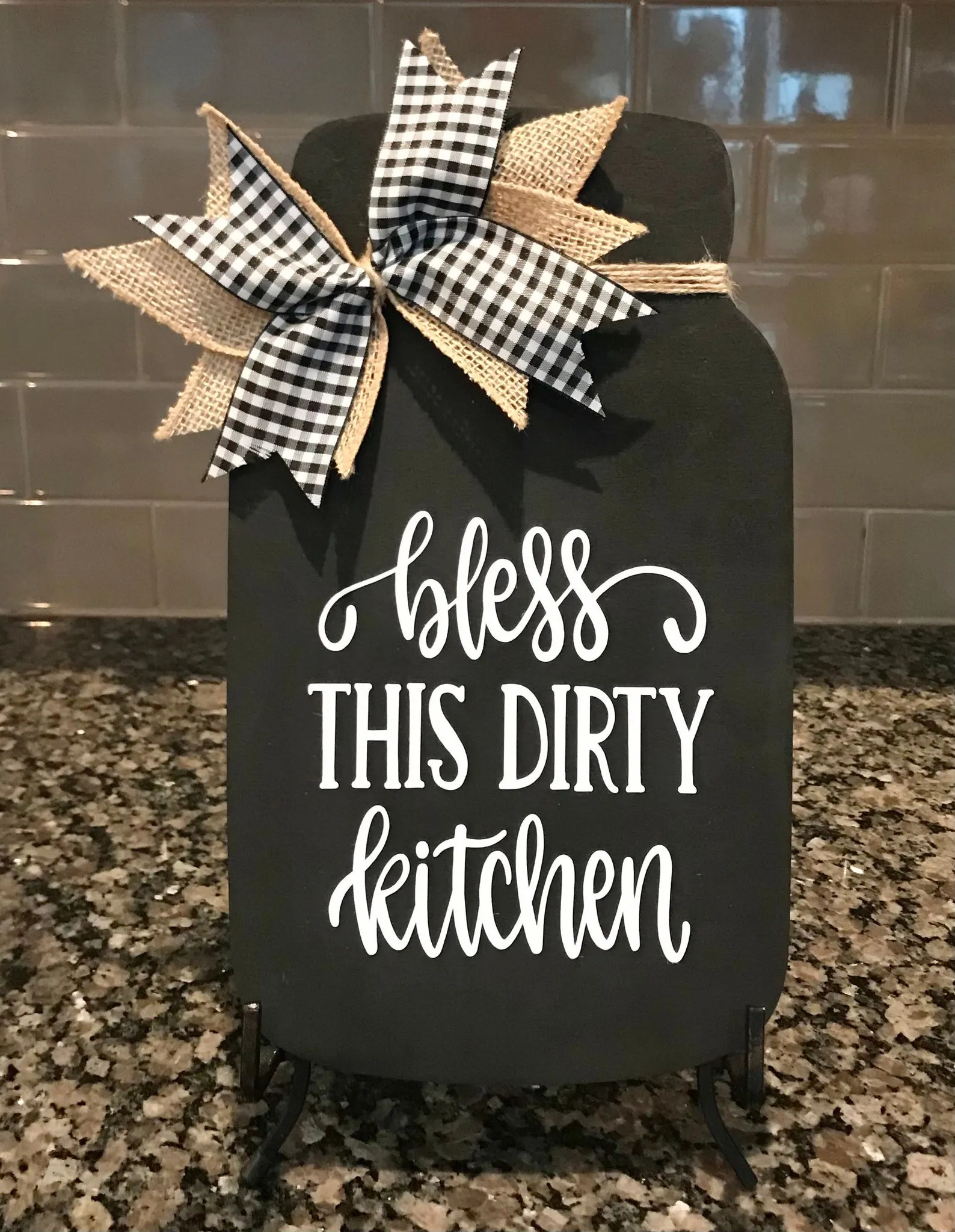 /img/12177-farmhouse-kitchen-decor-unique-pieces.webp