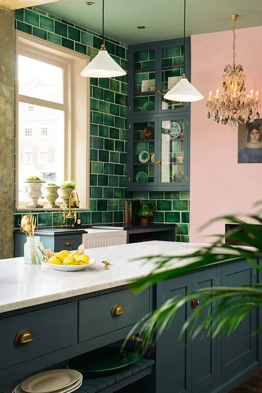 /img/12182-small-kitchen-green-walls.webp