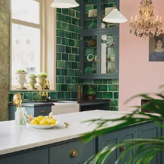 /img/12182-small-kitchen-green-walls.webp
