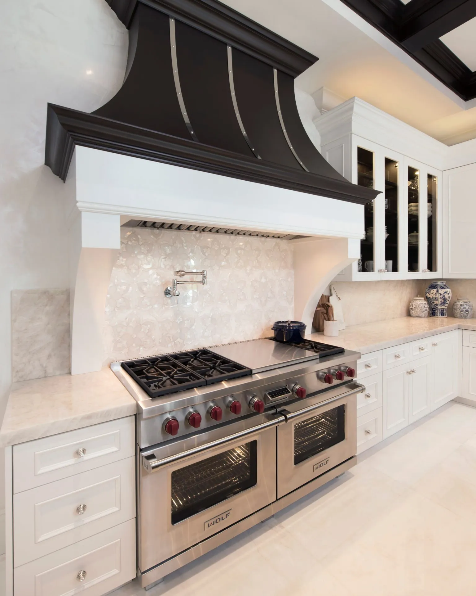 /img/12190-gothic-kitchen-modern-elements.webp