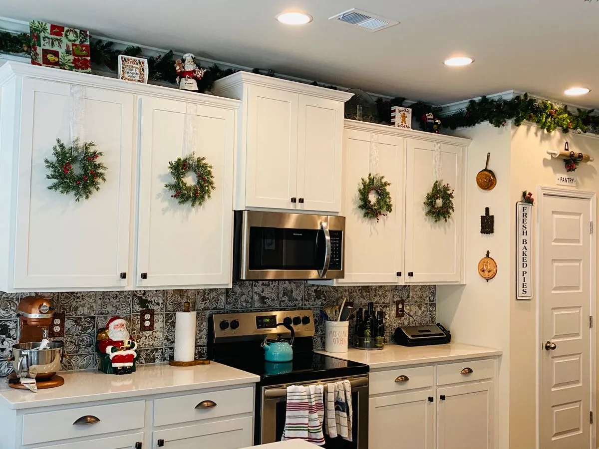 12268 christmas kitchen decor mistakes 5