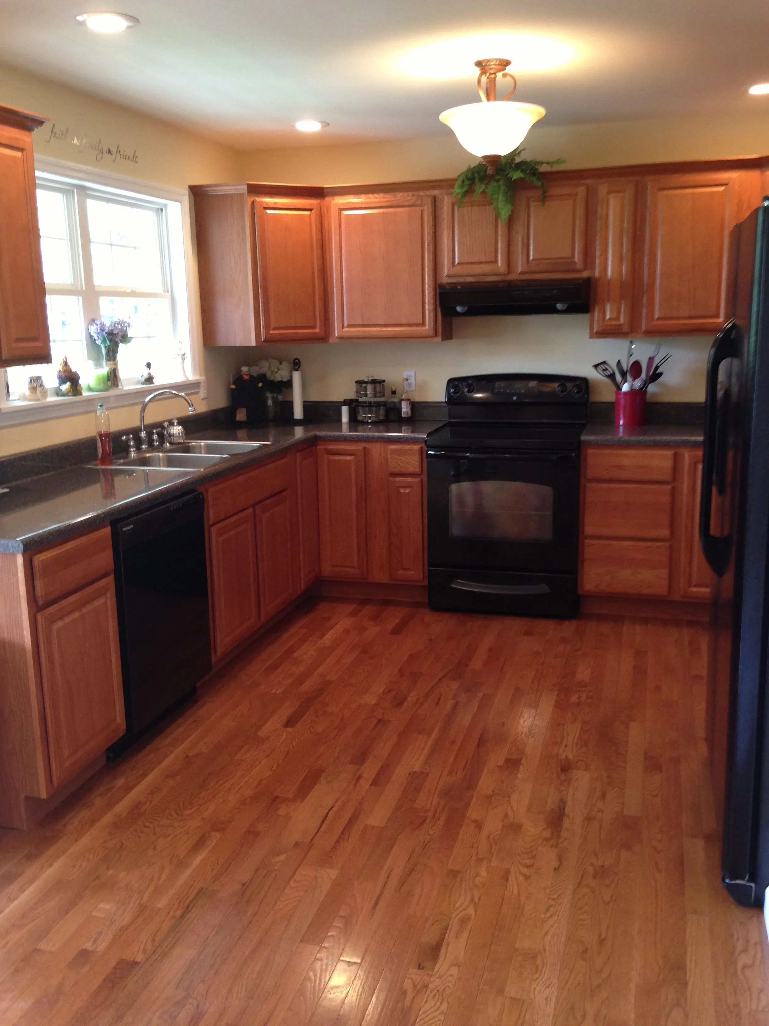 /img/12284-black-appliances-kitchen-7.webp